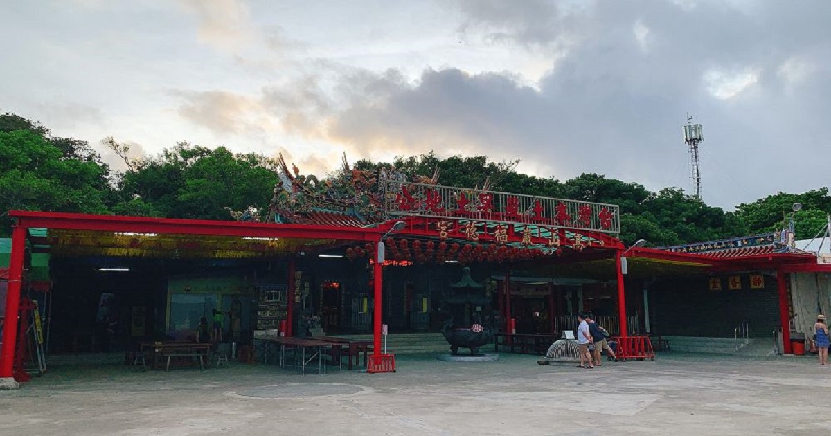 高山巖福德宮 面對恆春鎮 廟宇旁邊有福靈龜 飛來石等景觀 遊客在關山看日落之前 可以先到此走訪再前去看日落美景 台南咬一口