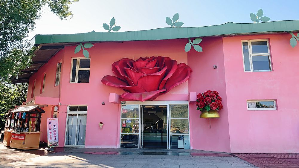 大埔遊客中心 西拉雅國家風景區 紅花園 裝置藝術 象徵幸福的玫瑰花吊鐘 讓情侶敲響幸福 台南咬一口