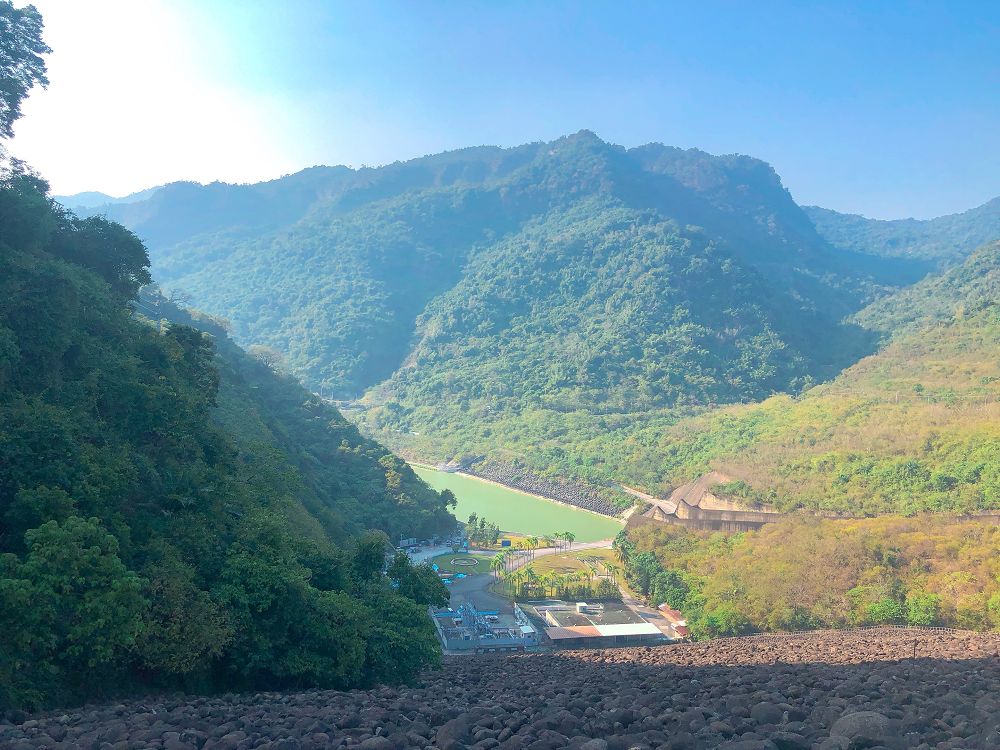 曾文水庫 西拉雅國家風景區 全台最大水庫 的美譽 搭船賞景餵山豬 台南咬一口